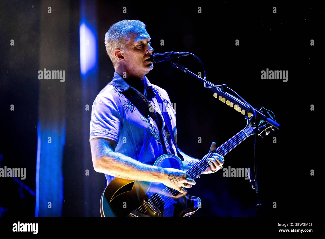 Josh Homme von Königinnen der Steinzeit tritt am 16. Juli 2025 live beim AMA Music Festival in Romano D’Ezzelino auf Stockfoto