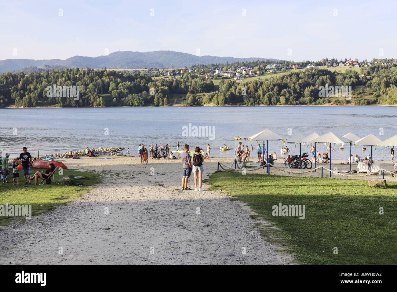 NIEDZICA, POLEN - 23. AUGUST 2024: Touristen am Strand in der Nähe der Burg in Niedzica am Czorsztyn-See in den polnischen Bergen. Touristenziel Stockfoto