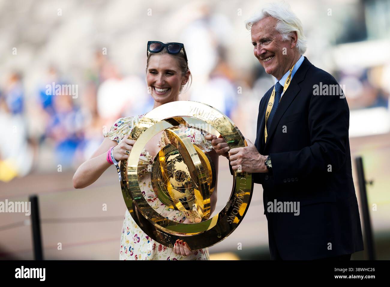 Mark Walter und Samantha Walter posieren mit der Trophäe während der Preisverleihung im Anschluss an das abschließende Fußballspiel der FIFA Club-Weltmeisterschaft zwischen Chelsea FC und Paris Saint-Germain FC. Stockfoto