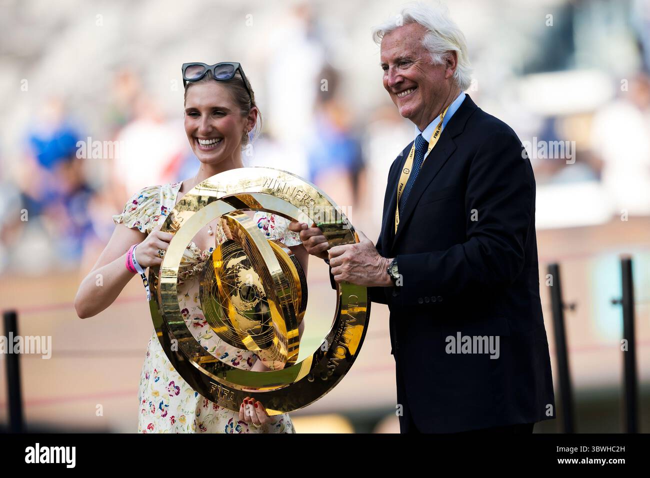 Mark Walter und Samantha Walter posieren mit der Trophäe während der Preisverleihung im Anschluss an das abschließende Fußballspiel der FIFA Club-Weltmeisterschaft zwischen Chelsea FC und Paris Saint-Germain FC. Stockfoto