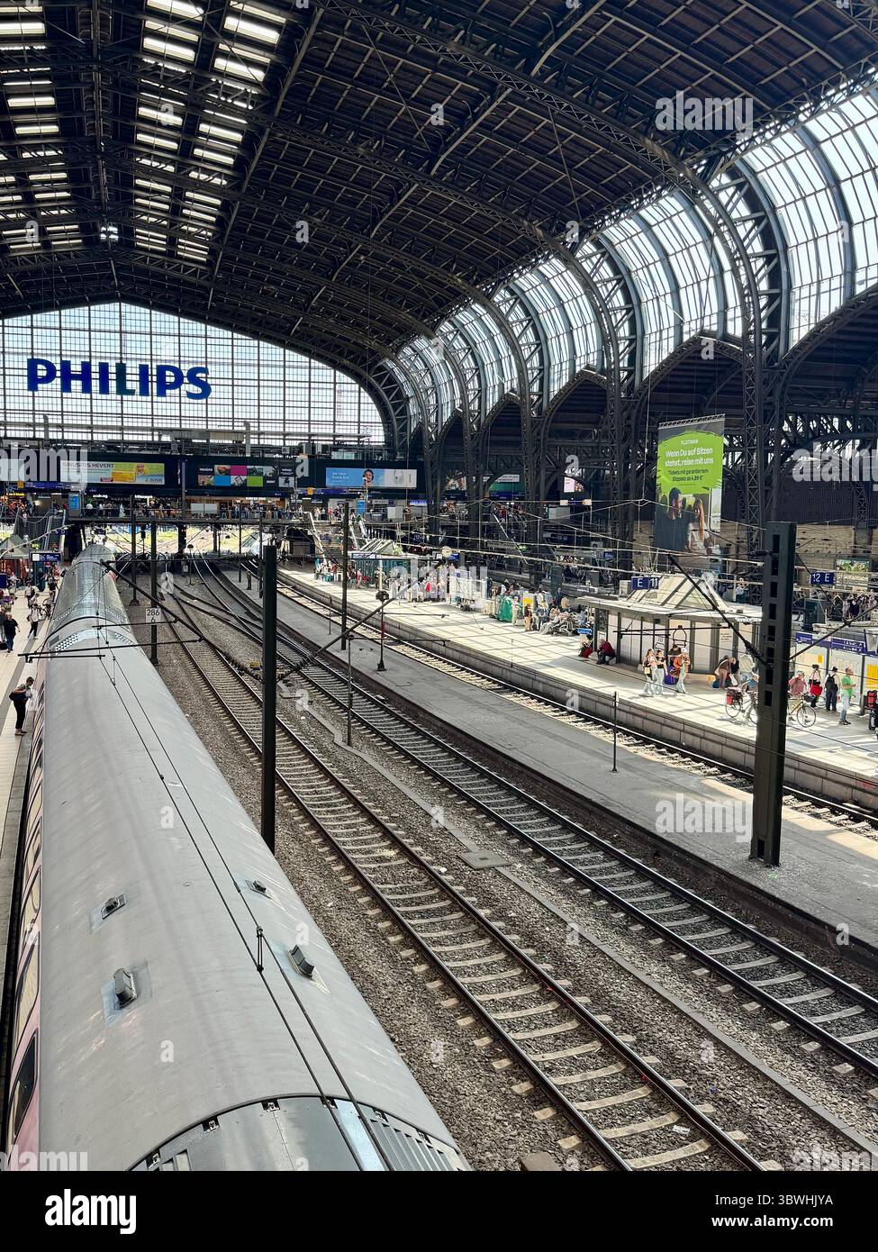 Innenansicht des Hamburger Hauptbahnhofs mit Bahngleisen und Bahnsteigen, Deutschland - Smartphone-aufgenommenes Stockfoto