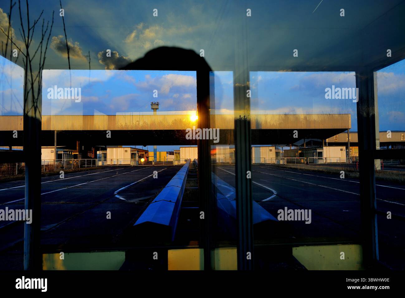Deutschland, Sachsen-Anhalt, Marienborn-Helmstedt DDR, historisch,Conning-Tower an der Gedenkstätte Deutsche Abteilung Marienborn, Deutschland, Sachsen-Anhalt, Marienborn-Helmstedt an der Gedenkstätte Deutsche Abteilung Marienborn, Deutschland, Architektur, Kalter Krieg, historisch, ost-West, ddr, Objekte, Sachsen-Anhalt, Marienborn-Helmstedt, deutschland, Foto Kazimierz Jurewicz, Helmstedt-Marienborn war während der Teilung Deutschlands der größte und wichtigste Grenzübergang an der innerdeutschen Grenze. Stockfoto