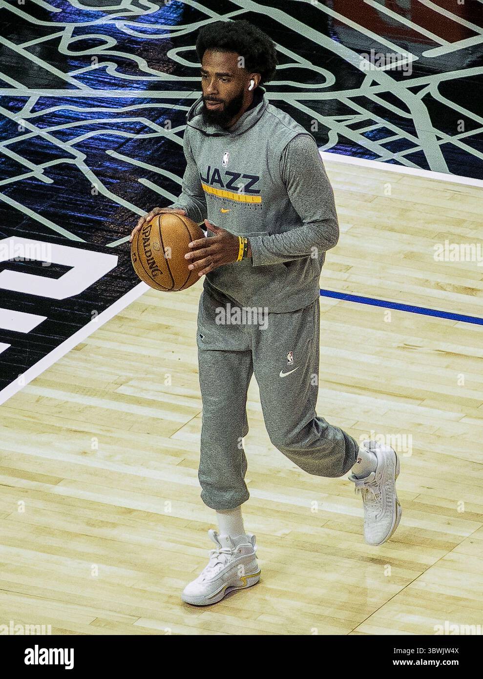 18. Juni 2021, LOS ANGELES, KALIFORNIEN, USA: Mike Conley #10 der Utah Jazz bereitet sich am Freitag, den 18. Juni 2021, im Staples Center in Los Angeles, Kalifornien auf Runde 2, Spiel 6 der NBA Playoffs 2021 gegen die Los Angeles Clippers vor. PHILLIP KIM/PI. (Bild: © Prensa Internacional Via ZUMA Wire) Stockfoto