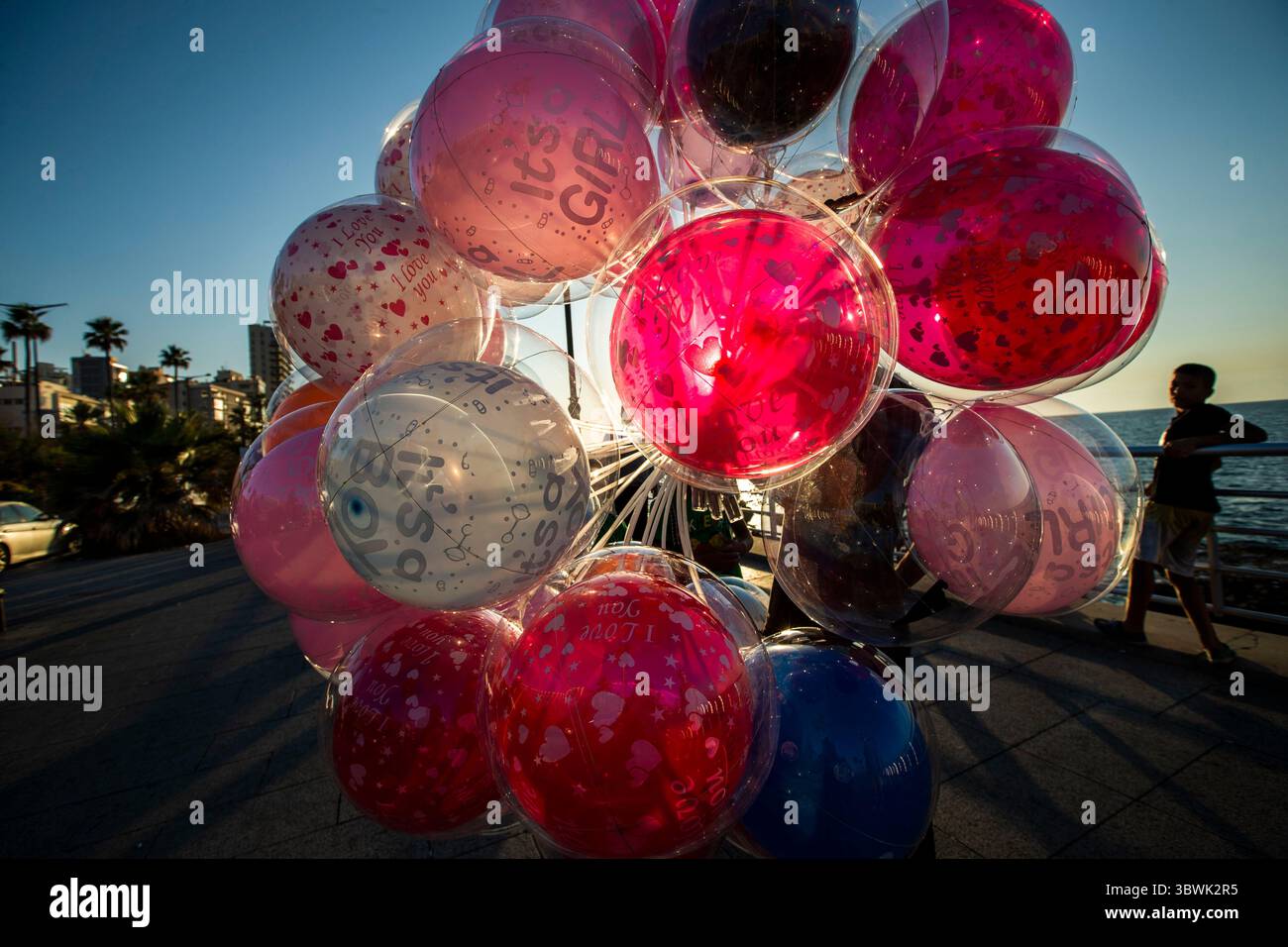 19. Mai 2021, Beirut, Libanon: Ein Mann mit Ballonen, der am 19. Mai 2021 Wanderungen entlang der Corniche in Beirut, Libanon, verkauft. Die Corniche ist eine Küstenpromenade entlang des Mittelmeers, die etwa 3 Meilen lang ist. (Kreditbild: © Daniel Carde/ZUMA Wire) Stockfoto