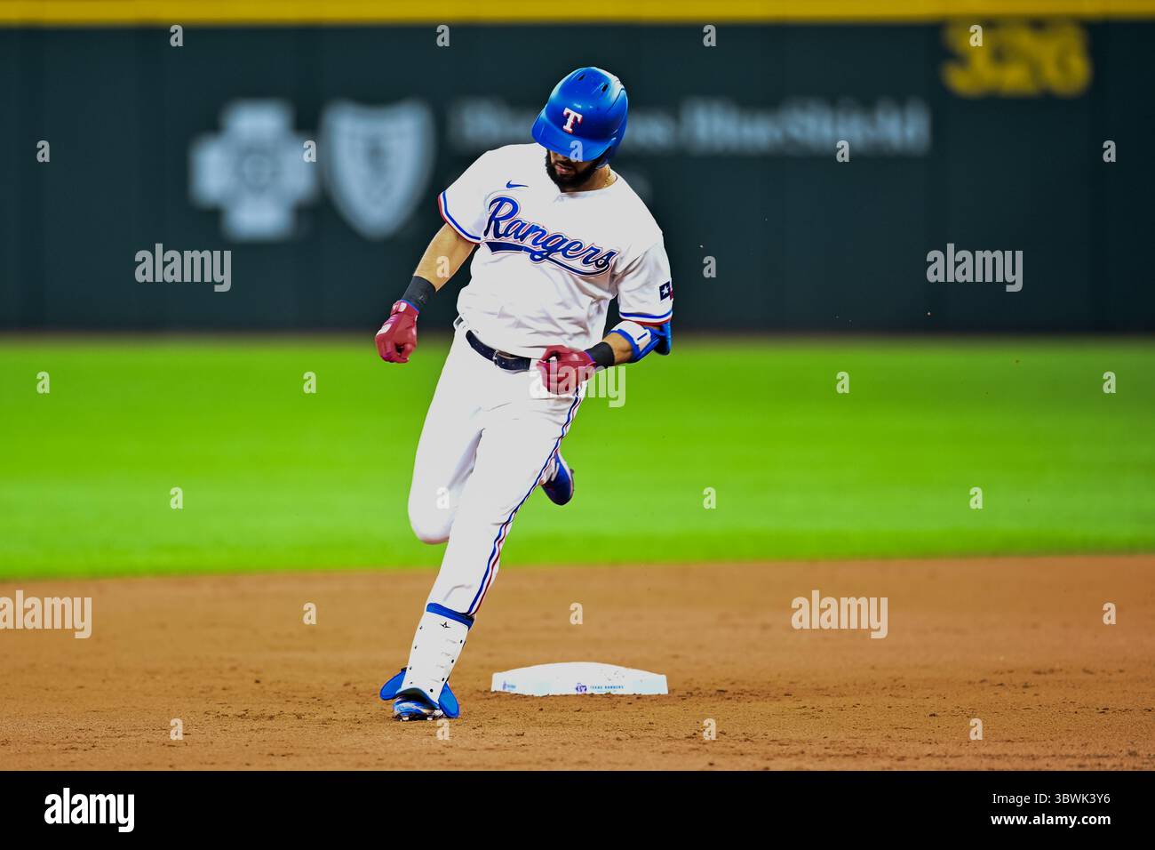 19. Juni 2021: Der dritte Baseman der Texas Rangers Isiah Kiner-Falefa (9) trifft einen homer. Während eines Spiels zwischen den Minnesota Twins und den Texas Rangers auf dem Globe Life Field in Arlington, Texas. Manny Flores/Cal Sport Media Stockfoto