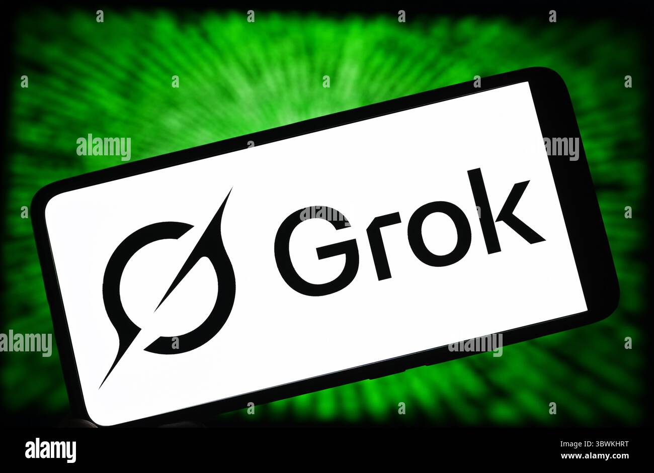 Ukraine. Juli 2025. In dieser Abbildung ist ein Grok-Logo eines von XAI entwickelten generativen Chatbots für künstliche Intelligenz auf einem Smartphone-Bildschirm zu sehen. Quelle: SOPA Images Limited/Alamy Live News Stockfoto