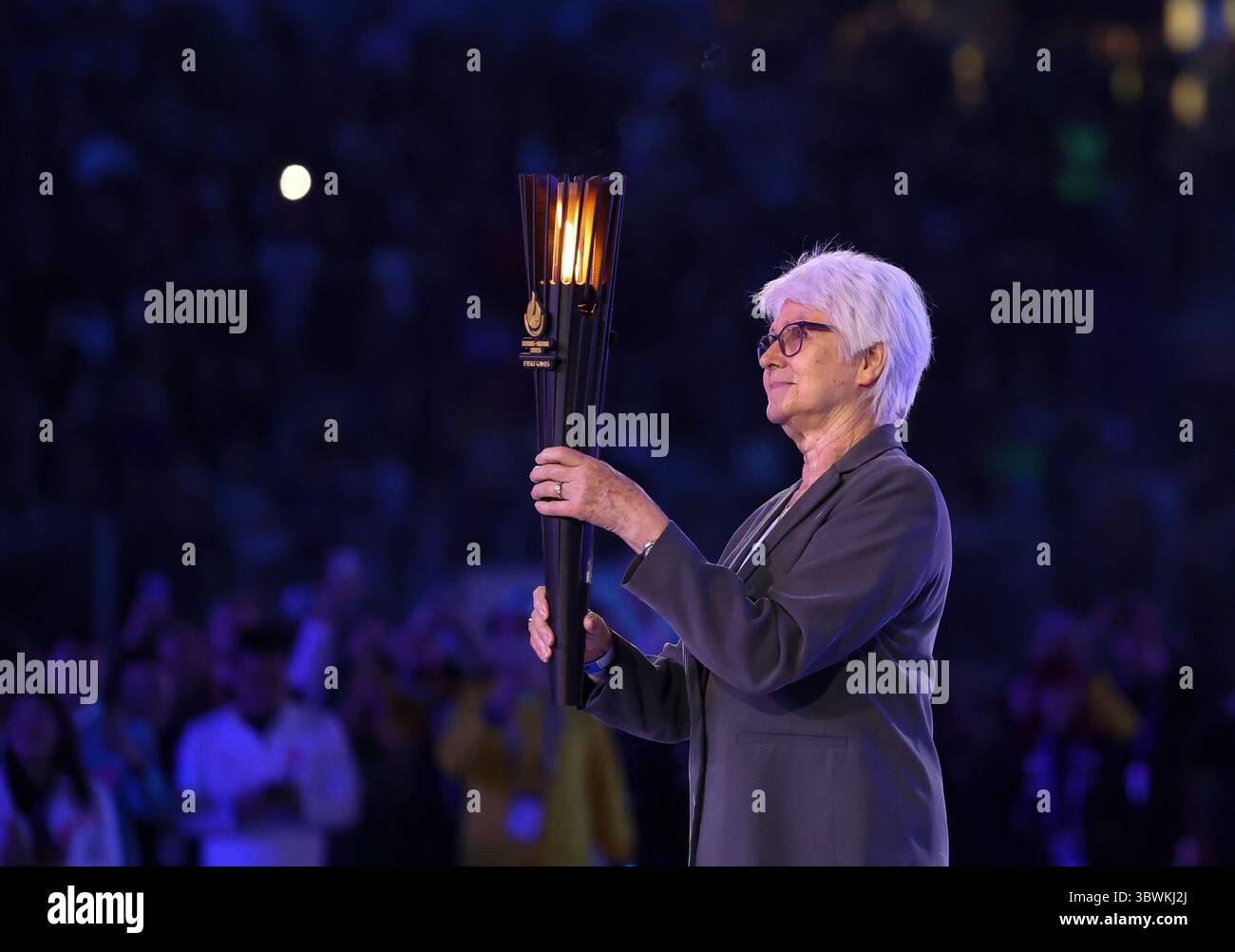 Duisburg, Deutschland. Juli 2025. Heide Ecker-Rosendahl hält die Fackel während der Eröffnungsfeier der FISU World University Games Rhein-Ruhr 2025 in Duisburg, Deutschland, 16. Juli 2025. Quelle: Hu Xingyu/Xinhua/Alamy Live News Stockfoto