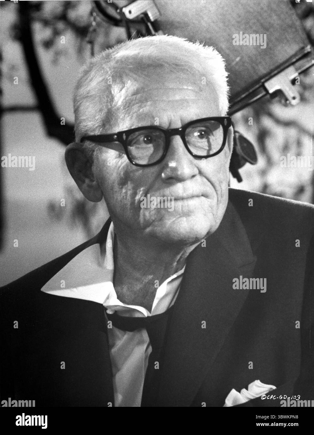 Spencer Tracy Cast Member Looking Away trägt formellen Anzug mit Brille in Schwarz-weiß-Porträt (Bild: © Movie Star News via ZUMA Press Wire Service) Stockfoto
