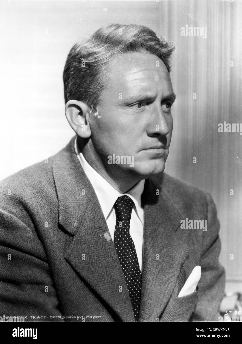 Spencer Tracy Cast Member Looking Away trägt formellen Anzug in Schwarz-weiß-Porträt (Bild: © Movie Star News via ZUMA Press Wire Service) Stockfoto