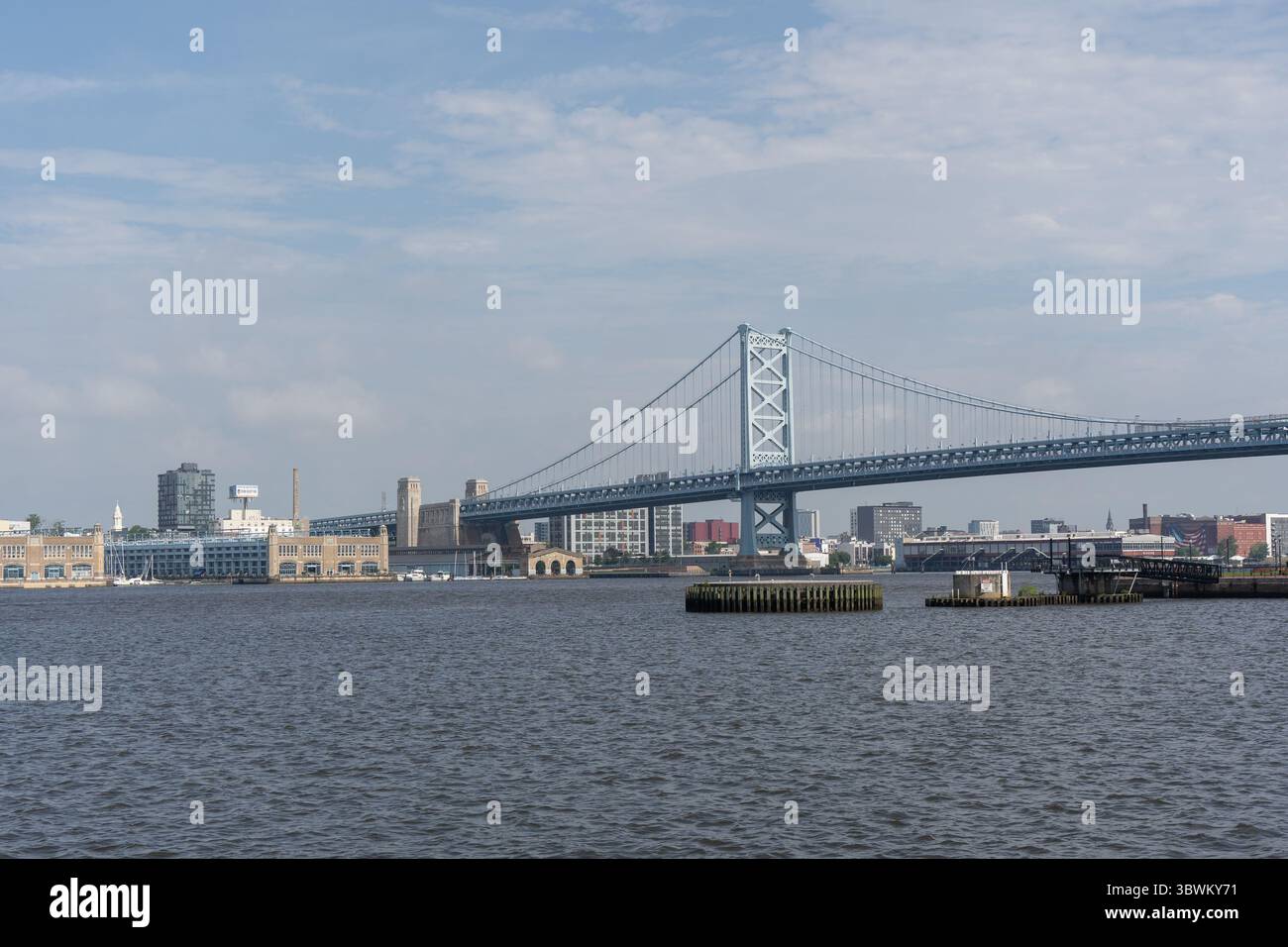 Camden, New Jersey - 1. Juli 2025: Landschaftsansicht der Ben Franklin Bridge von Camden aus gesehen Stockfoto