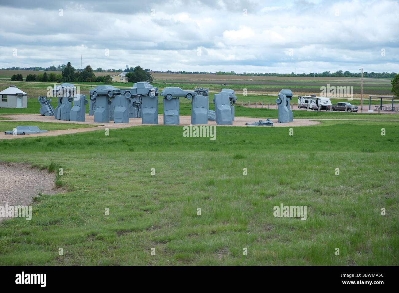 Carhenge, eine skurrile Stonehenge-Replik aus Oldtimern, steht auf der offenen Ebene in der Nähe von Alliance, Nebraska. Stockfoto