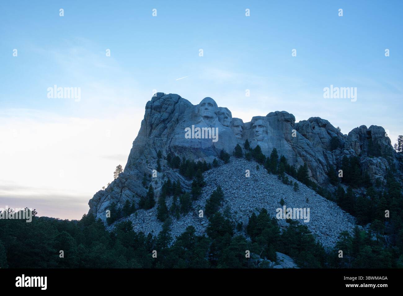 Mount Rushmore National Memorial in South Dakota bei Dämmerung mit Granitschnitzereien von vier US-Präsidenten vor einem dramatischen Abendhimmel. Stockfoto