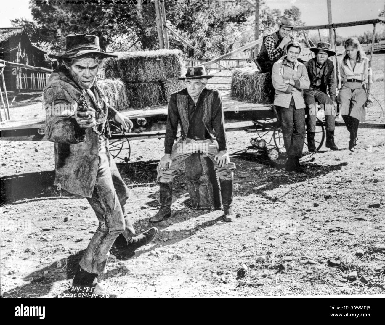Cat Ballou Four People Watching man in Black and White (Bild: © Movie Star News via ZUMA Press Wire Service) Stockfoto