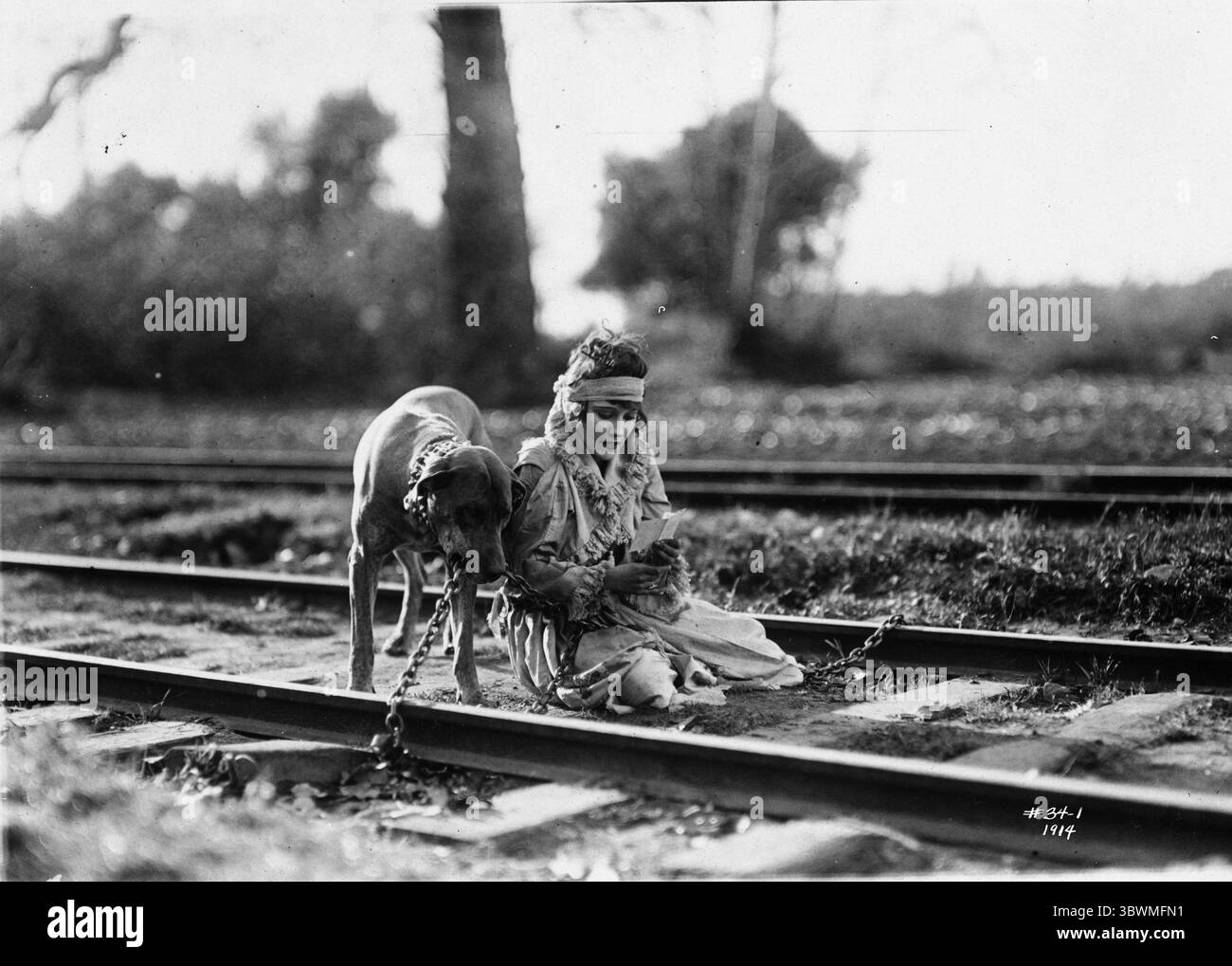 Gloria Swanson posierte mit Hund in Classic Portrait. Gloria Swanson war eine US-amerikanische Schauspielerin und Sängerin. Wie viele andere bekannte Schauspielerinnen ihrer Zeit begann Swanson ihre Karriere als Stummfilmstar und arbeitete an vielen Filmen mit dem berühmten Regisseur Cecil B. DeMille, darunter Don't Change Your Ehemann und Male and Female, beide 1919. Ihre denkwürdigste Rolle war Norma Desmond im Sunset Boulevard 1950. (Foto: © Movie Star News via ZUMA Press Wire Service) Stockfoto
