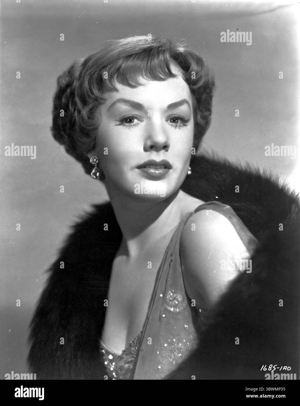 Piper Laurie posierte in klassischem Porträt-Kleid mit schwarzem Pelzschal (Bild: © Movie Star News via ZUMA Press Wire Service) Stockfoto