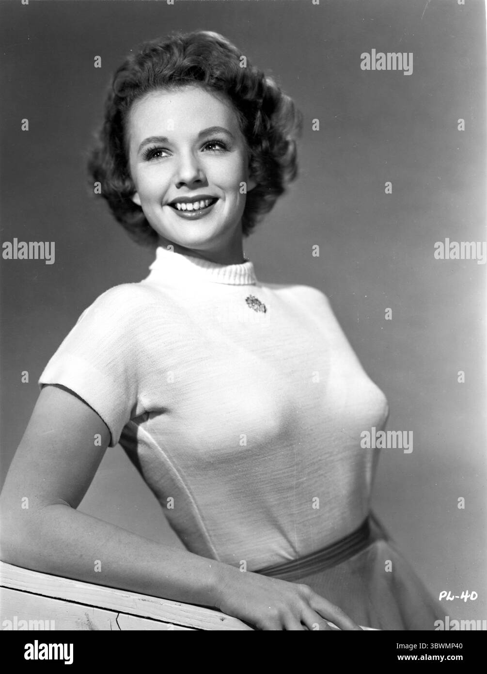 Piper Laurie blickt weg und lächelt in einem Porträt in lässigem Kleid (Bild: © Movie Star News via ZUMA Press Wire Service) Stockfoto