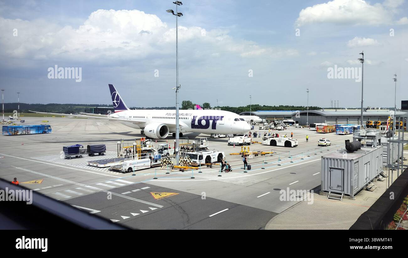 Die Boeing 787-8 Dreamliner der LOT Airline parkte auf einem Rollfeld am Flughafen Kraków John Paul II, Kraków, Polen Stockfoto