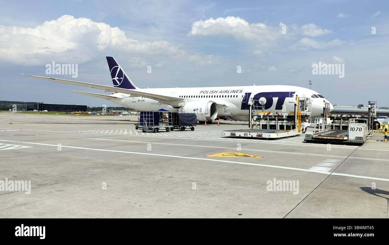 Die Boeing 787-8 Dreamliner der LOT Airline parkte auf einem Rollfeld am Flughafen Kraków John Paul II, Kraków, Polen Stockfoto