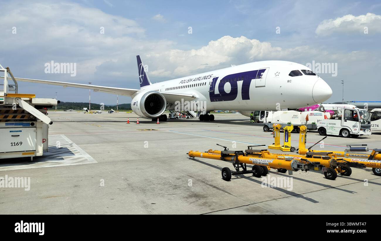 Die Boeing 787-8 Dreamliner der LOT Airline parkte auf einem Rollfeld am Flughafen Kraków John Paul II, Kraków, Polen Stockfoto