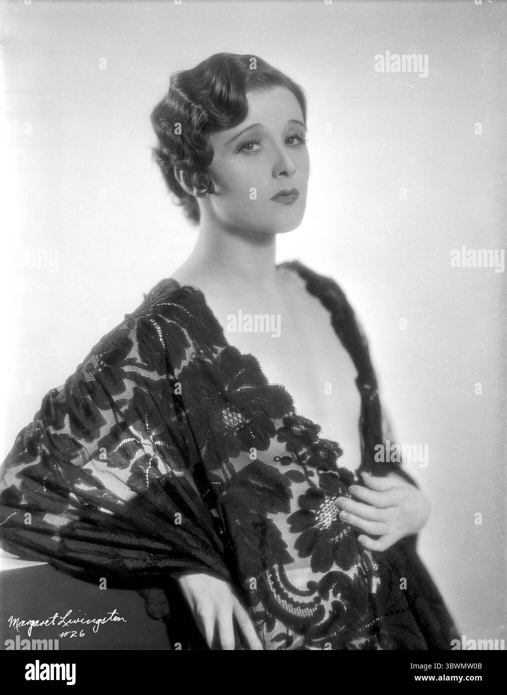 Margaret Livingston auf und besticktem Kleid, das sich beugt und posiert (Credit Image: © Movie Star News via ZUMA Press Wire Service) Stockfoto