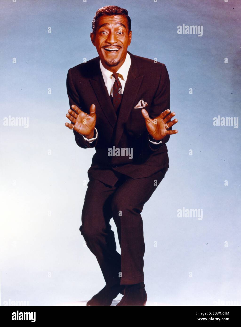 Sammy Jr Davis lächelt in Tuxedo (Foto: © Movie Star News via ZUMA Press Wire Service) Stockfoto