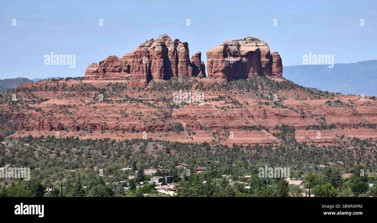 Cathedral Rock, eine berühmte Bergformation in der roten Felsenwüste von Sedona, Arizona. Stockfoto