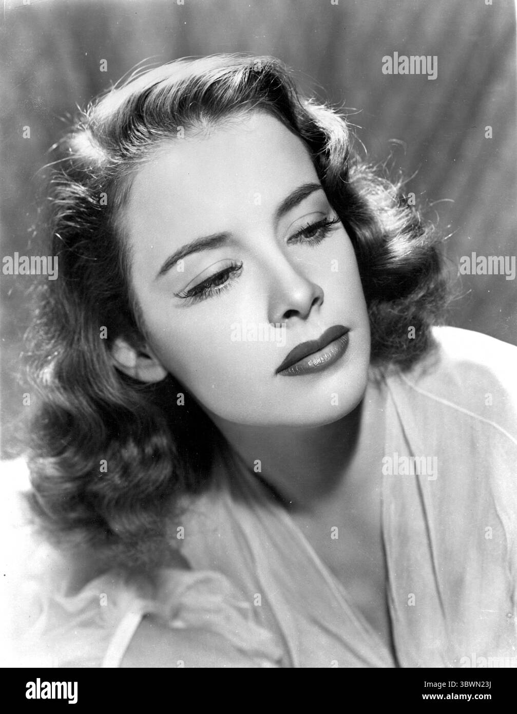 Susan Peters trägt ein weißes Kleid (Foto: © Movie Star News via ZUMA Press Wire Service) Stockfoto