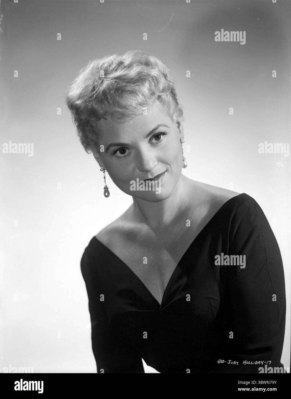 Judy Holliday trägt ein Kleid mit V-Ausschnitt und Ohrringe in einem Porträt (Bild: © Movie Star News via ZUMA Press Wire Service) Stockfoto