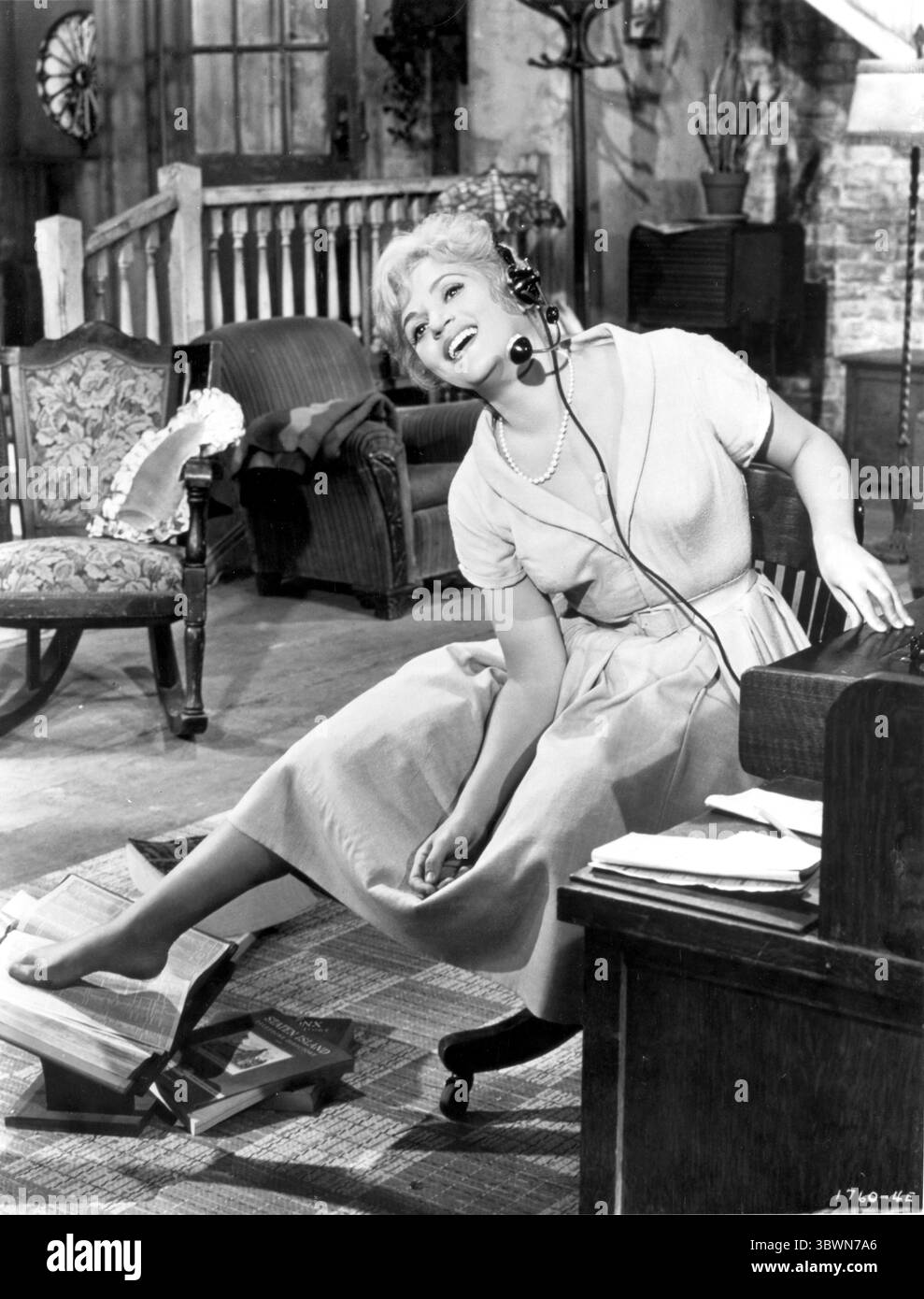 Judy Holliday sitzt auf einem Stuhl, während er in einem Porträt singt (Bild: © Movie Star News via ZUMA Press Wire Service) Stockfoto