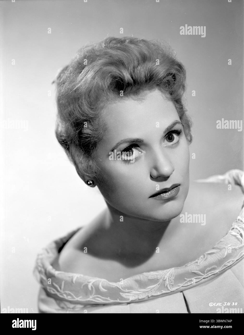 Judy Holliday auf einem gestickten, schulterfreien Porträt (Foto: © Movie Star News via ZUMA Press Wire Service) Stockfoto
