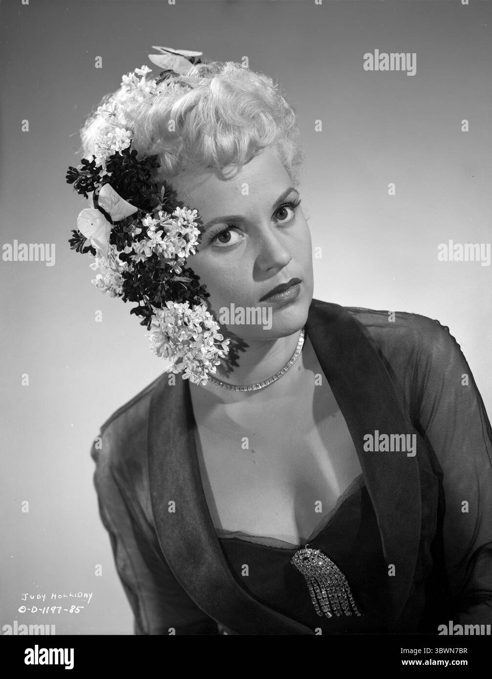 Judy Holliday mit einem Porträt in Friseur (Foto: © Movie Star News via ZUMA Press Wire Service) Stockfoto
