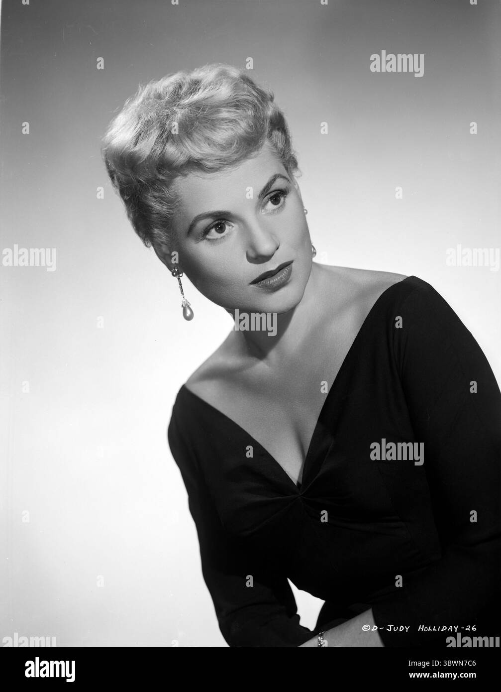 Judy Holliday trägt ein Kleid mit V-Ausschnitt in einem Porträt (Bild: © Movie Star News via ZUMA Press Wire Service) Stockfoto