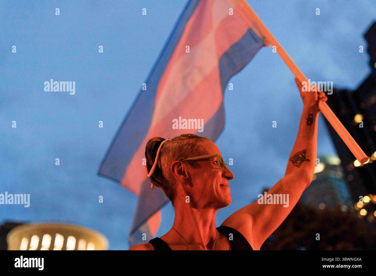 24. Juni 2021, Columbus, Vereinigte Staaten: Cole Ramsey, 39, aus South Linden hält eine Transgender Pride Flag vor dem Ohio Statehouse, um gegen die Verabschiedung von Gesetzen gegen Trans Women zu protestieren, die in High School und College Sport treiben. Die Befürworter von Transgender-Rechten standen außerhalb des Ohio Statehouse, um sich gegen einen Gesetzesentwurf zu wehren, der Transgender-Frauen die Teilnahme an High-School- und College-Frauensportarten verbieten würde. Das ursprüngliche Gesetz, dass dieses Transgender-Verbot hinzugefügt wurde, betraf die Entschädigung für Studenten, die von ihrem Namen, ihrem Image und ihrem Aussehen profitieren Stockfoto