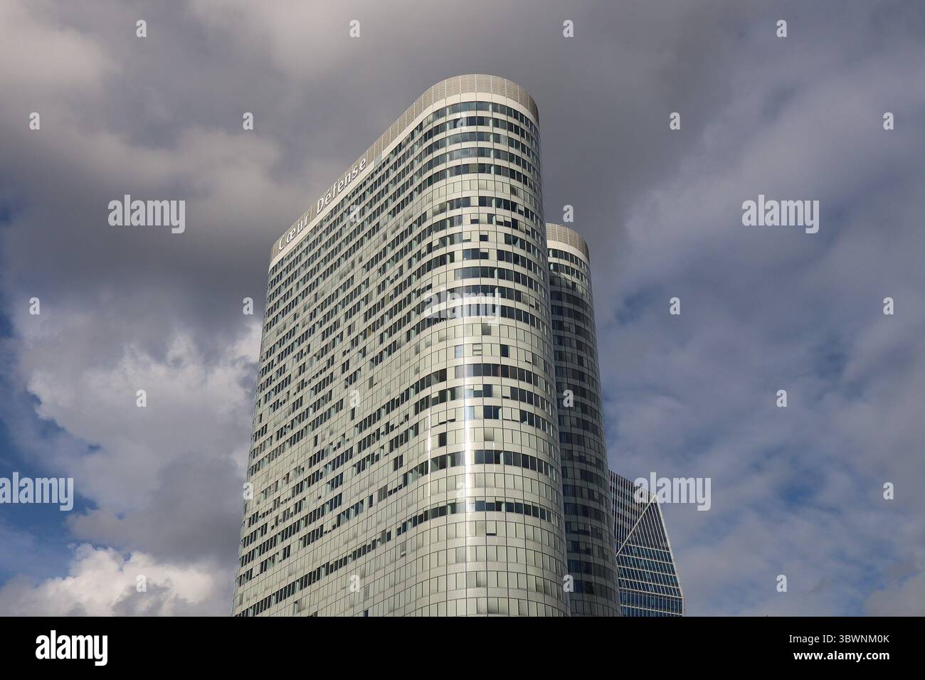 Turm Coeur Défense im Geschäftsviertel La Défense, Stadt Courbevoie, Departement Hauts de seine, Frankreich Stockfoto