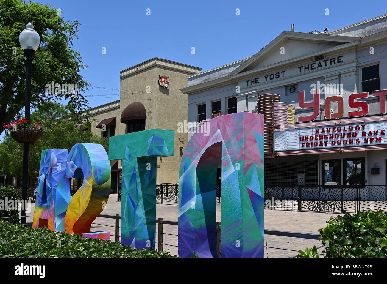 SANTA ANA, KALIFORNIEN - 16. JULI 2025: DTSA-Schild im Plaza de Santa Ana Artist District. Stockfoto