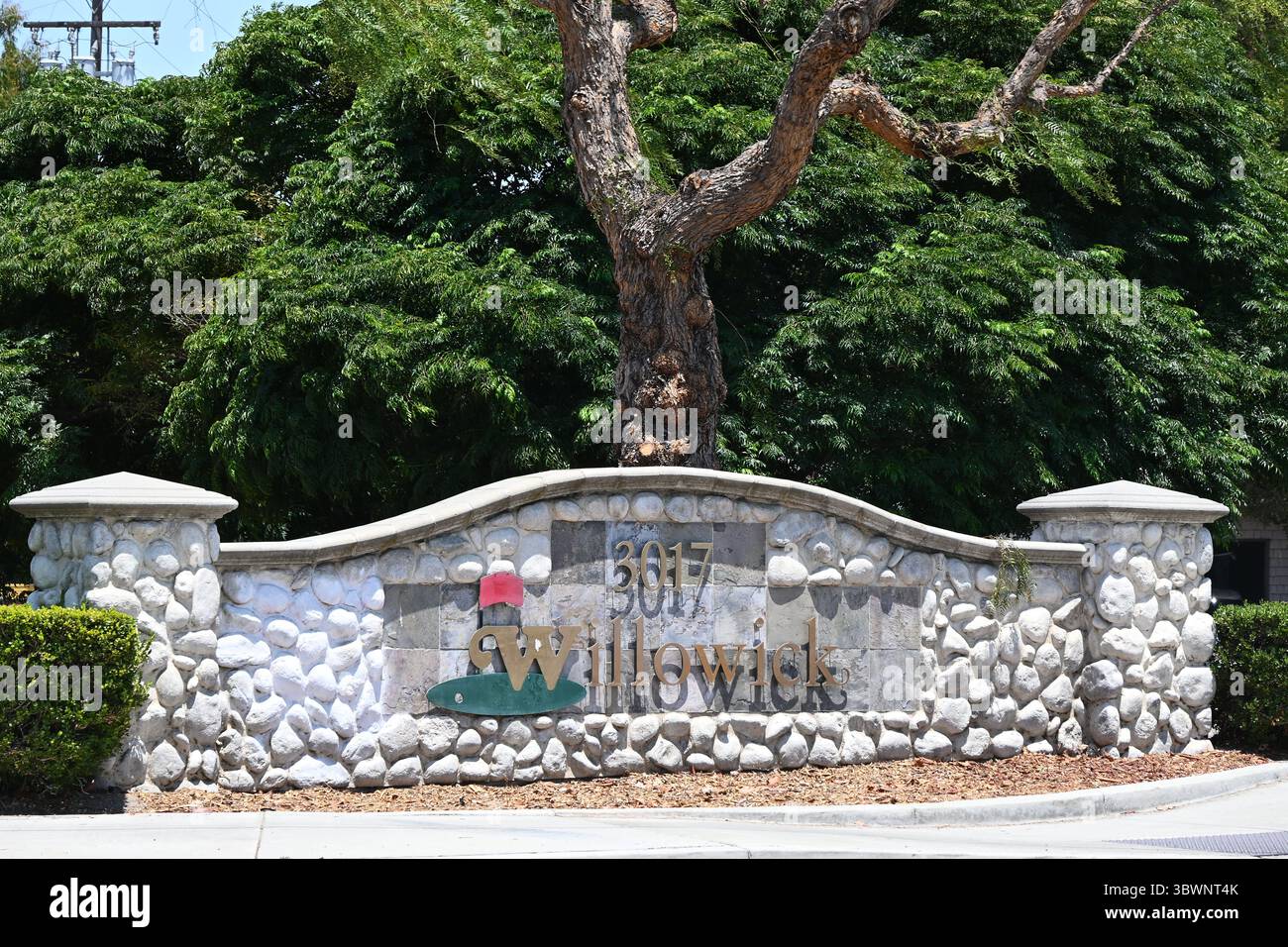 SANTA ANA, KALIFORNIEN - 16. JULI 2025: Willowick Golf Course ist der älteste öffentliche 18-Loch-Golfplatz in Orange County mit einer Graslaufbahn, einem Pro-Shop, Stockfoto