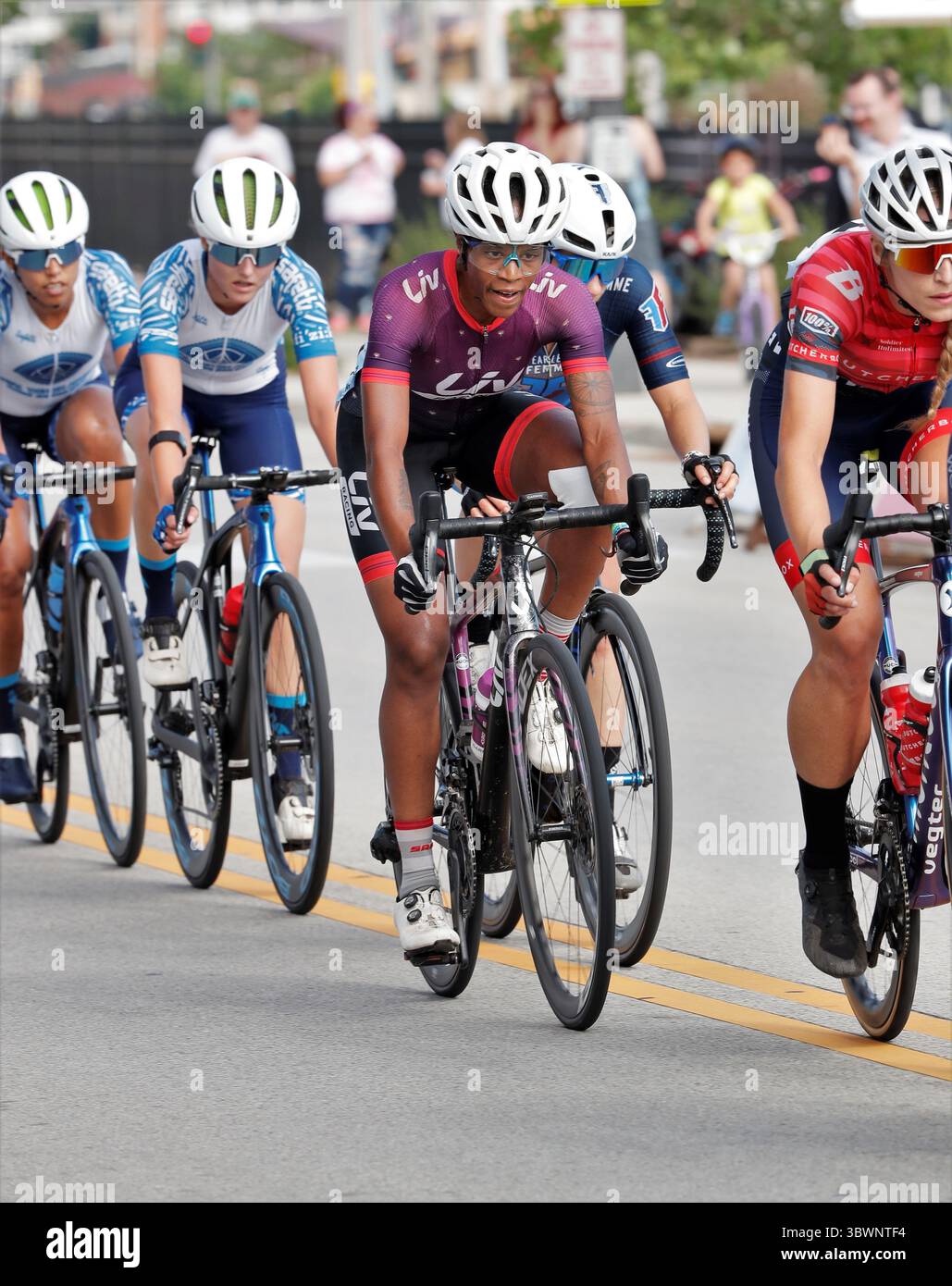 27. Juni 2021, Wauwatosa, Wisconsin, USA: AYESHA MCGOWAN (lila Trikot), 34, Rides for Liv Racing Team, Ein Profi-Radsportteam für Frauen aus den Niederlanden, wird bei der Tour of America's Dairyland Wauwatosa Criterium Cycling Classic am Sonntag, 27. Juni 2021, gezeigt. McGowan ist der erste Profi-Radfahrer der Black Woman. (Kreditbild: © Pat A. Robinson/ZUMA Wire) Stockfoto