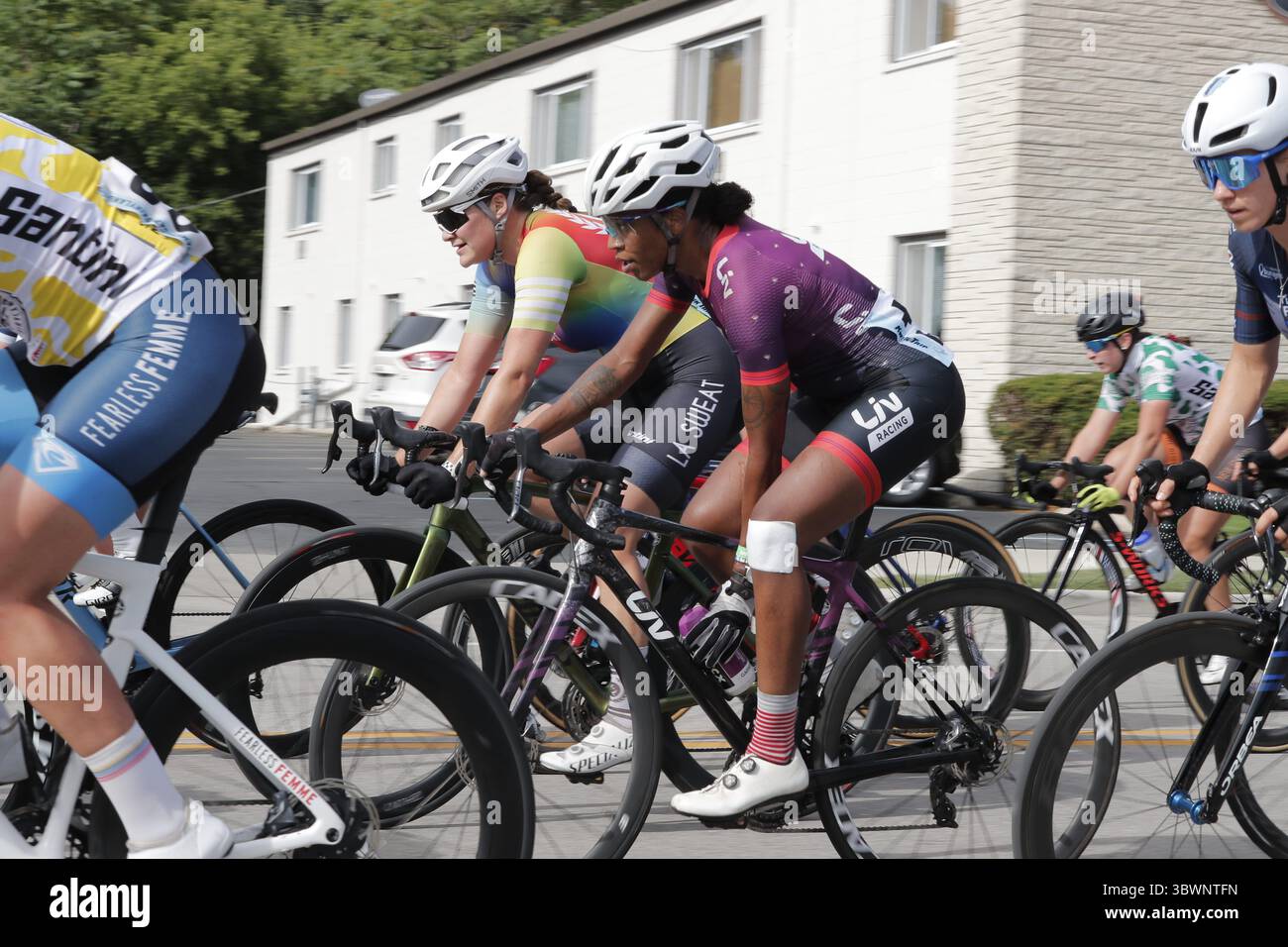 27. Juni 2021, Wauwatosa, Wisconsin, USA: AYESHA MCGOWAN (lila Trikot), 34, Rides for Liv Racing Team, Ein Profi-Radsportteam für Frauen aus den Niederlanden, wird bei der Tour of America's Dairyland Wauwatosa Criterium Cycling Classic am Sonntag, 27. Juni 2021, gezeigt. McGowan ist der erste Profi-Radfahrer der Black Woman. (Kreditbild: © Pat A. Robinson/ZUMA Wire) Stockfoto