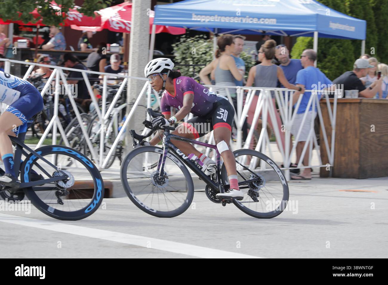 27. Juni 2021, Wauwatosa, Wisconsin, USA: AYESHA MCGOWAN (lila Trikot), 34, Rides for Liv Racing Team, Ein Profi-Radsportteam für Frauen aus den Niederlanden, wird bei der Tour of America's Dairyland Wauwatosa Criterium Cycling Classic am Sonntag, 27. Juni 2021, gezeigt. McGowan ist der erste Profi-Radfahrer der Black Woman. (Kreditbild: © Pat A. Robinson/ZUMA Wire) Stockfoto