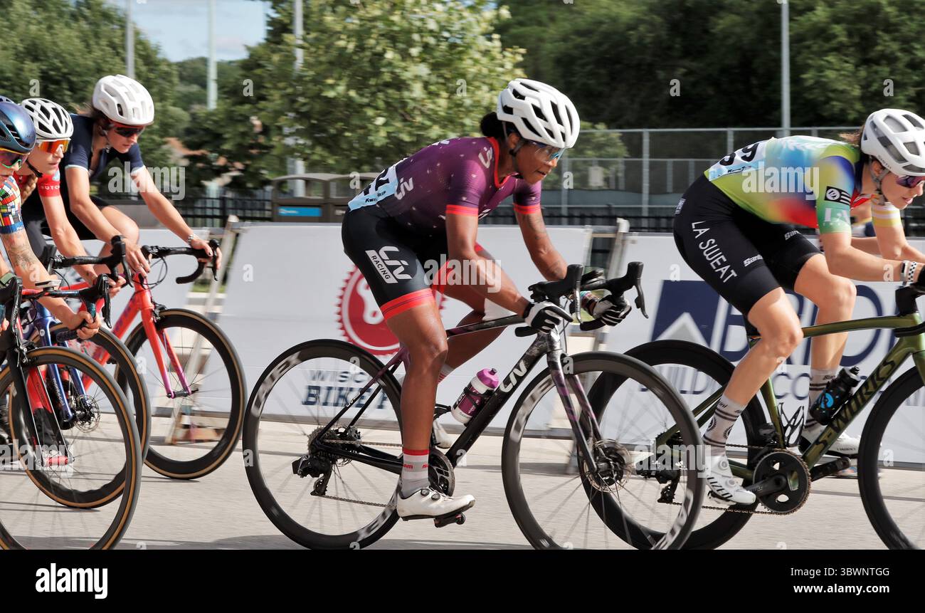 27. Juni 2021, Wauwatosa, Wisconsin, USA: AYESHA MCGOWAN (lila Trikot), 34, Rides for Liv Racing Team, Ein Profi-Radsportteam für Frauen aus den Niederlanden, wird bei der Tour of America's Dairyland Wauwatosa Criterium Cycling Classic am Sonntag, 27. Juni 2021, gezeigt. McGowan ist der erste Profi-Radfahrer der Black Woman. (Kreditbild: © Pat A. Robinson/ZUMA Wire) Stockfoto