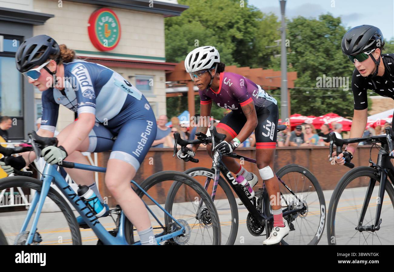 27. Juni 2021, Wauwatosa, Wisconsin, USA: AYESHA MCGOWAN (lila Trikot), 34, Rides for Liv Racing Team, Ein Profi-Radsportteam für Frauen aus den Niederlanden, wird bei der Tour of America's Dairyland Wauwatosa Criterium Cycling Classic am Sonntag, 27. Juni 2021, gezeigt. McGowan ist der erste Profi-Radfahrer der Black Woman. (Kreditbild: © Pat A. Robinson/ZUMA Wire) Stockfoto
