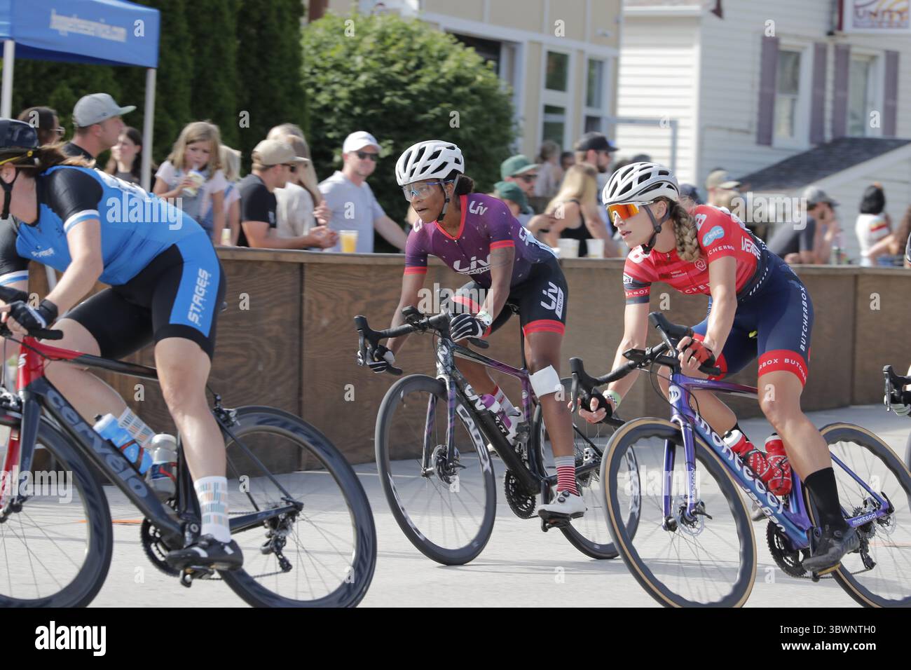 27. Juni 2021, Wauwatosa, Wisconsin, USA: AYESHA MCGOWAN (lila Trikot), 34, Rides for Liv Racing Team, Ein Profi-Radsportteam für Frauen aus den Niederlanden, wird bei der Tour of America's Dairyland Wauwatosa Criterium Cycling Classic am Sonntag, 27. Juni 2021, gezeigt. McGowan ist der erste Profi-Radfahrer der Black Woman. (Kreditbild: © Pat A. Robinson/ZUMA Wire) Stockfoto