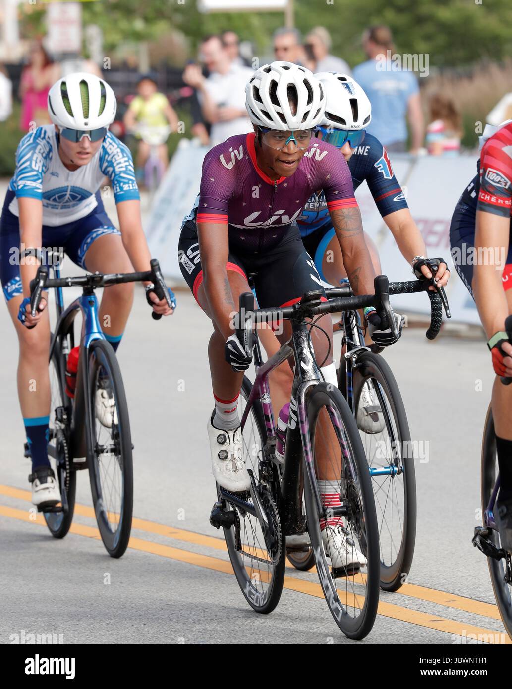 27. Juni 2021, Wauwatosa, Wisconsin, USA: AYESHA MCGOWAN (lila Trikot), 34, Rides for Liv Racing Team, Ein Profi-Radsportteam für Frauen aus den Niederlanden, wird bei der Tour of America's Dairyland Wauwatosa Criterium Cycling Classic am Sonntag, 27. Juni 2021, gezeigt. McGowan ist der erste Profi-Radfahrer der Black Woman. (Kreditbild: © Pat A. Robinson/ZUMA Wire) Stockfoto