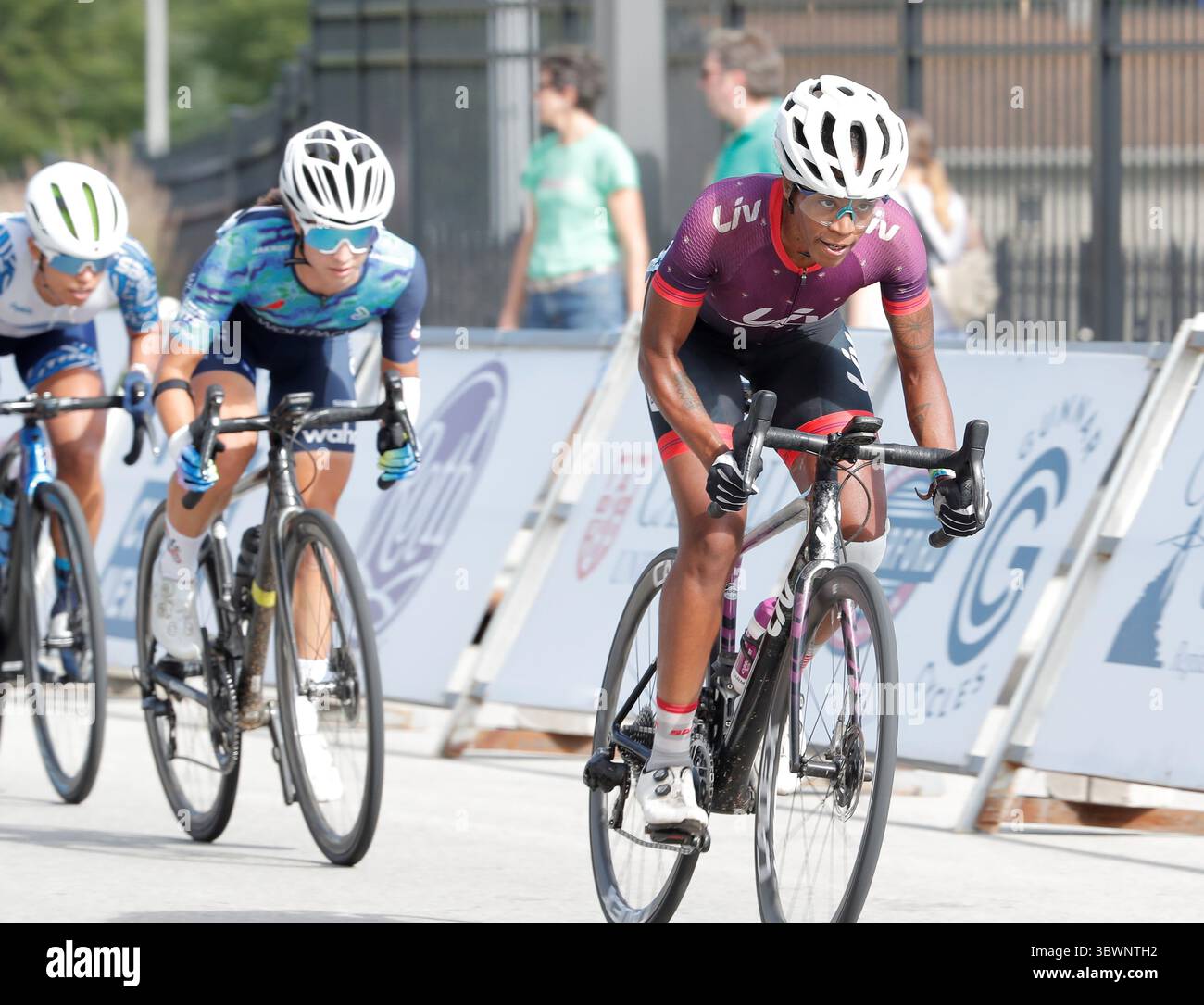 27. Juni 2021, Wauwatosa, Wisconsin, USA: AYESHA MCGOWAN (lila Trikot), 34, Rides for Liv Racing Team, Ein Profi-Radsportteam für Frauen aus den Niederlanden, wird bei der Tour of America's Dairyland Wauwatosa Criterium Cycling Classic am Sonntag, 27. Juni 2021, gezeigt. McGowan ist der erste Profi-Radfahrer der Black Woman. (Kreditbild: © Pat A. Robinson/ZUMA Wire) Stockfoto