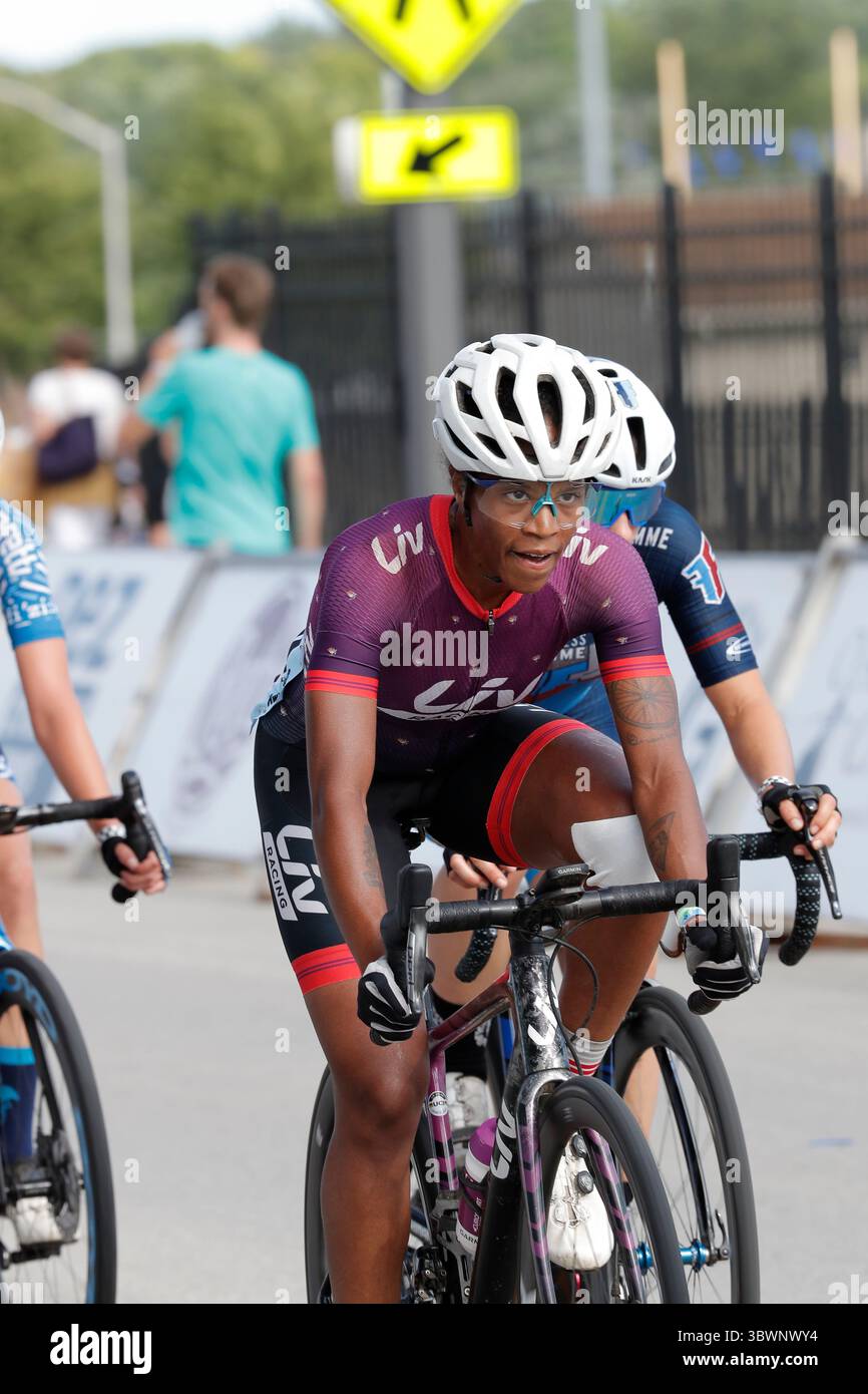 27. Juni 2021, Wauwatosa, Wisconsin, USA: AYESHA MCGOWAN (lila Trikot), 34, Rides for Liv Racing Team, Ein Profi-Radsportteam für Frauen aus den Niederlanden, wird bei der Tour of America's Dairyland Wauwatosa Criterium Cycling Classic am Sonntag, 27. Juni 2021, gezeigt. McGowan ist der erste Profi-Radfahrer der Black Woman. (Kreditbild: © Pat A. Robinson/ZUMA Wire) Stockfoto