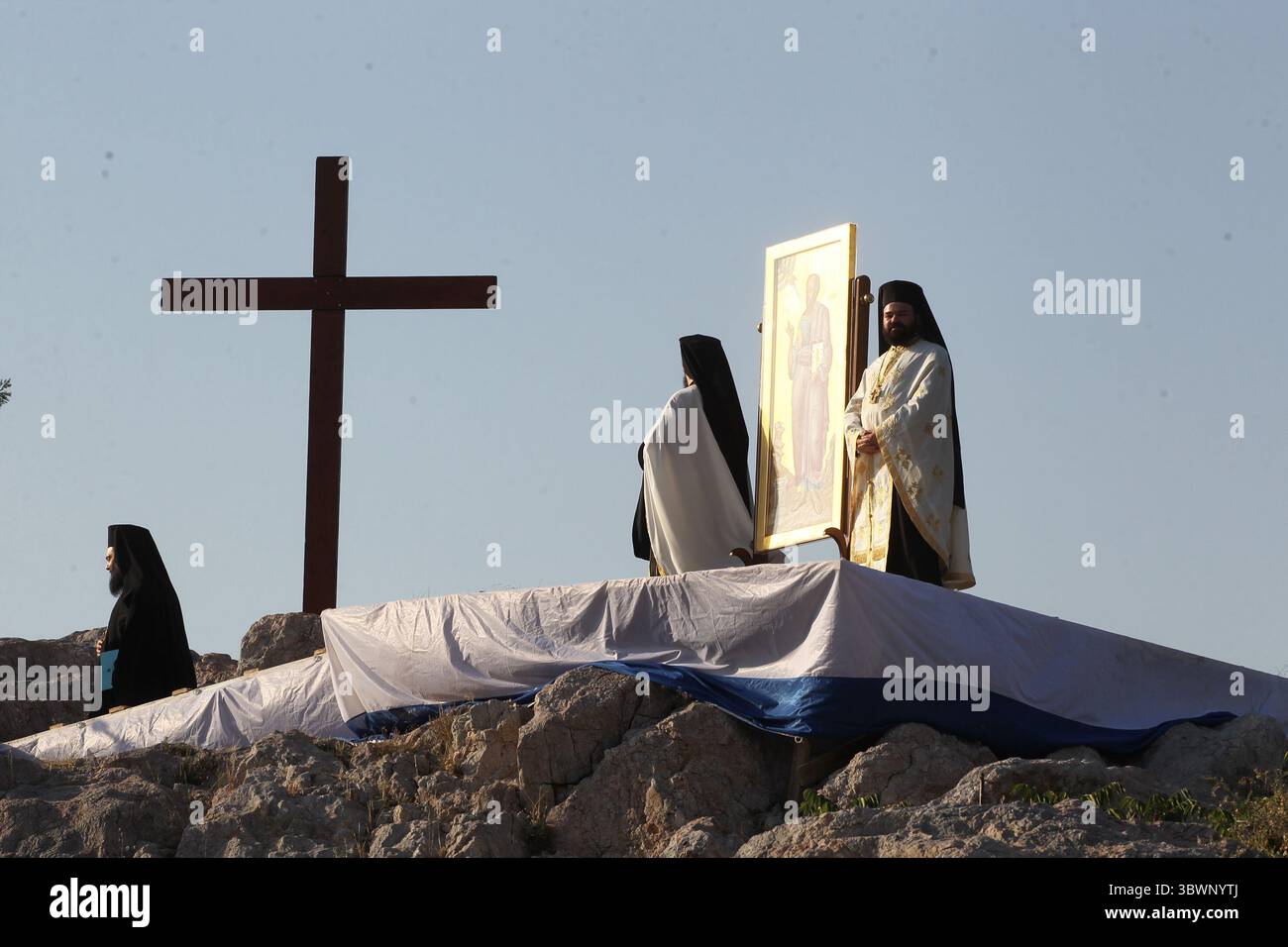 29. Juni 2021, Athen, Griechenland: Die griechische Kirche amtiert unter der Akropolis, wo Apostel Paulus die Areopagus Predigt hielt (Foto: © Aristidis VafeiadakisZUMA Wire) Stockfoto