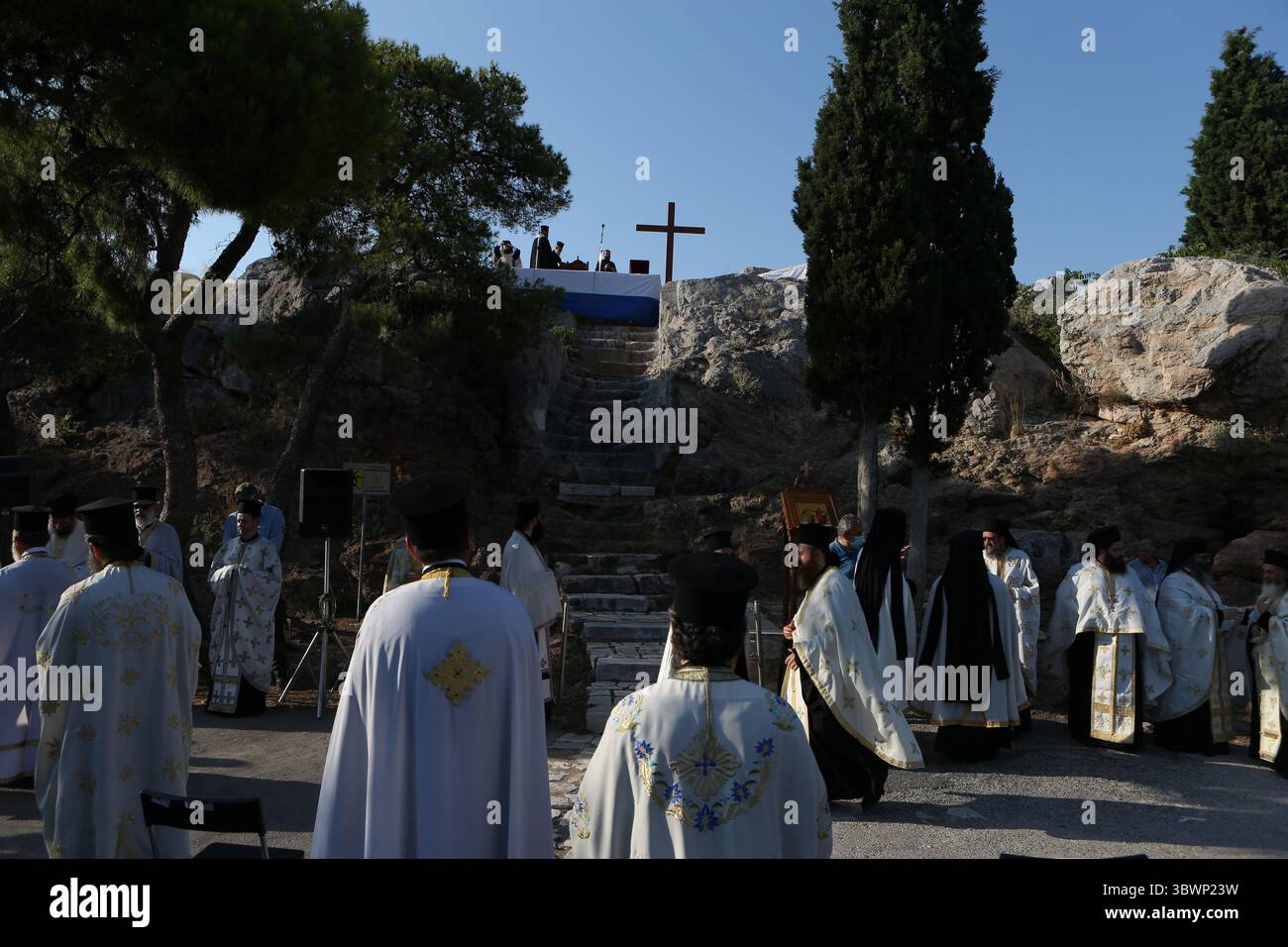 29. Juni 2021, Athen, Griechenland: Die griechische Kirche amtiert unter der Akropolis, wo Apostel Paulus die Areopagus Predigt hielt (Foto: © Aristidis VafeiadakisZUMA Wire) Stockfoto