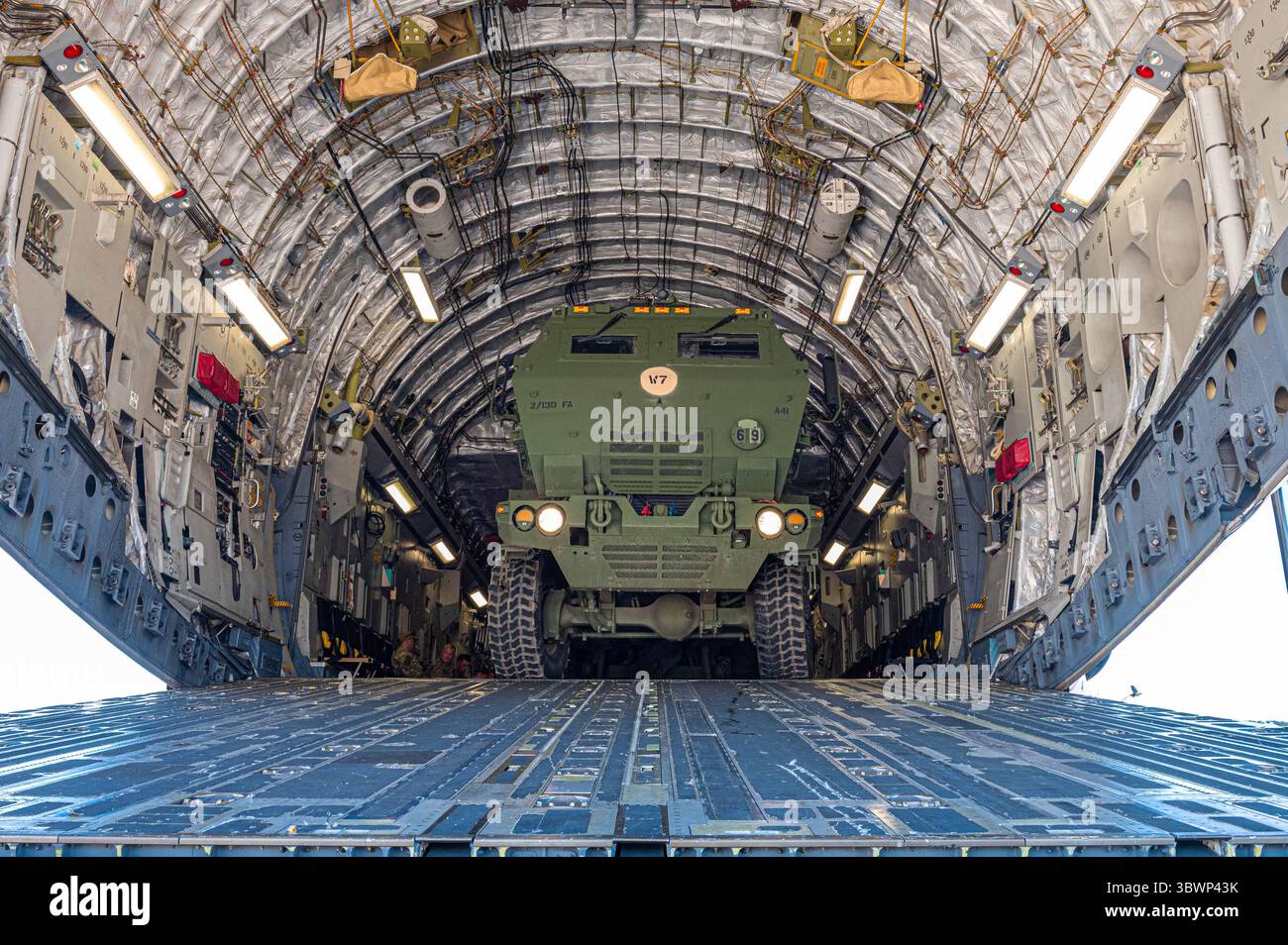 4. Juni 2021: St. Joseph, Missouri, USA – US-Luftstreitkräfte laden mit dem 105. Luftbrücke der New York National Guard ein M142 High Mobility Artillery Rocket System, das zum 2. Bataillon, 130. Feldartillerie-Regiment, Kansas Army National Guard gehört, in ein C-17 Globemaster III Flugzeug, das am 4. Juni 2021 in St. Joseph, Missouri, angekommen ist. Die HIMARS ist ein hochmobiles Artillerie-Raketensystem, das die Feuerkraft eines Raketensystems mit mehreren Starts auf Rädern bietet. (Bild: © U.S. National Guard/ZUMA Press Wire Service/ZUMAPRESS.com) Stockfoto