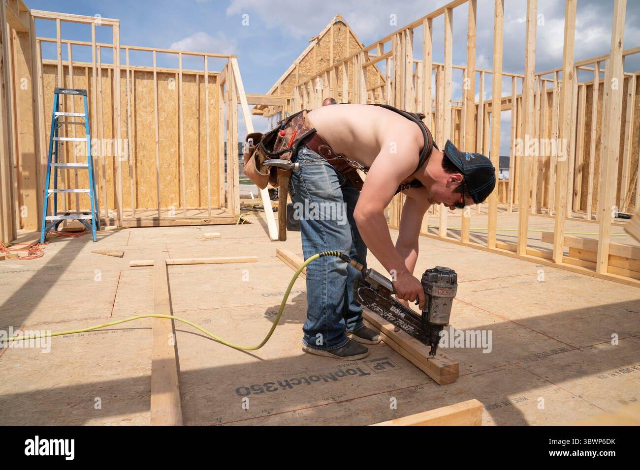 15. Juni 2021: Der 20-jährige Zimmermann Shane Bentley hilft am Mittwoch, den 28. April 2021, in einem neuen Haus in Shelby Township, mir. Die Baukosten steigen aufgrund des Arbeitskräftemangels in die Höhe. (Kreditbild: © TNS via ZUMA Wire) Stockfoto