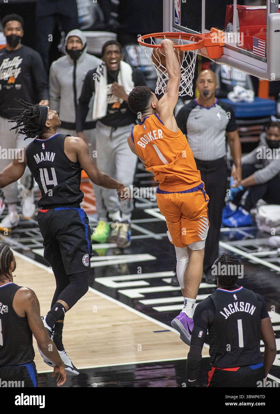 30. Juni 2021, Los Angeles, Kalifornien, USA: Devin Booker #1 der Phoenix Suns stürzt den Ball während Spiel 6 des Endspiels der Western Conference 2021 NBA gegen die Los Angeles Clippers am Mittwoch, 30. Juni 2021 im Staples Center in Los Angeles, Kalifornien. Clippers verlieren gegen Sonnen, 103-130. JAVIER ROJASPI (Bild: © Prensa Internacional Via ZUMA Wire) Stockfoto